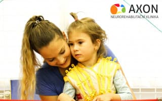 Natálka má problém s chůzí, pomůžou jí neurorehabilitace